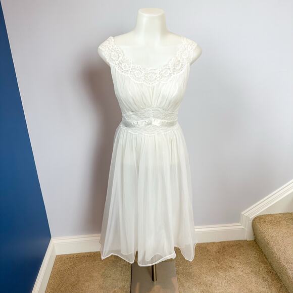 Vintage Vanity Fair White Ruffle Lace Bridal Robe & Slip Nightgown Set – XS (30) - Picture 2 of 14